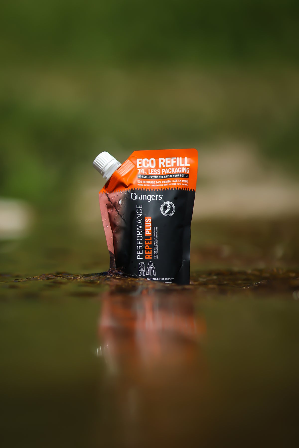 Grangers Performance Repel Plus Eco Refill navulzak buiten in het water